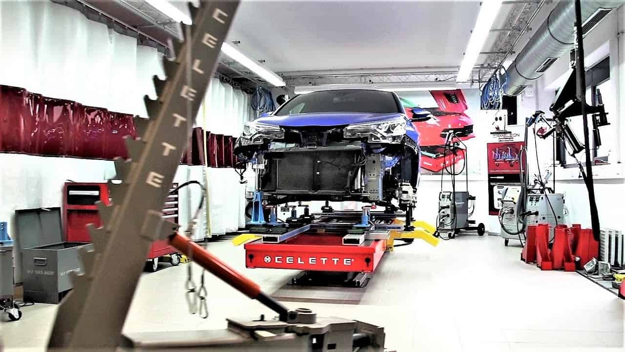 Macchina su telaio in officina