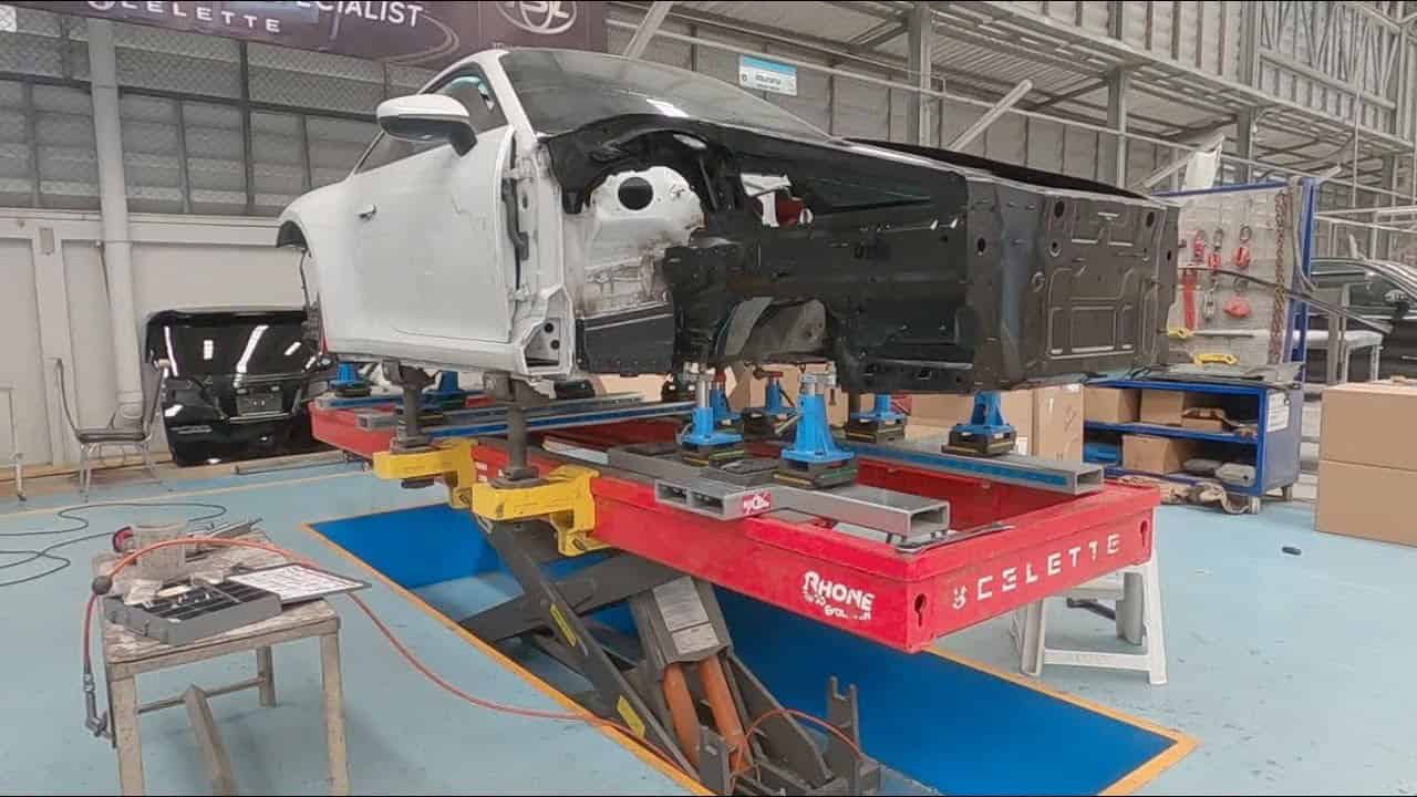 Telaio dell'auto su una dima di riparazione