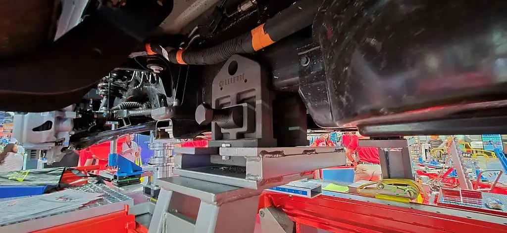 Ladder auto body frame pulling clamps