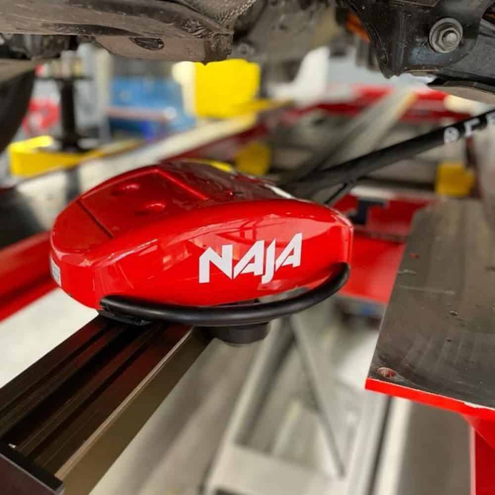 Sistema di misura elettronico rosso in officina