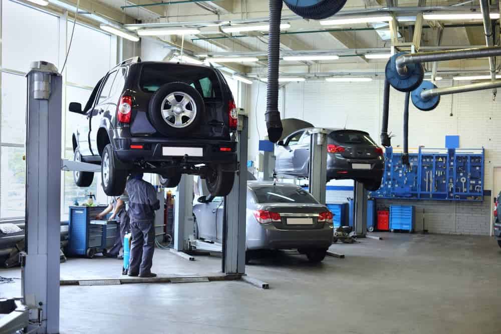 Drei Autos auf mobilen Kfz-Rahmenhebebühnen