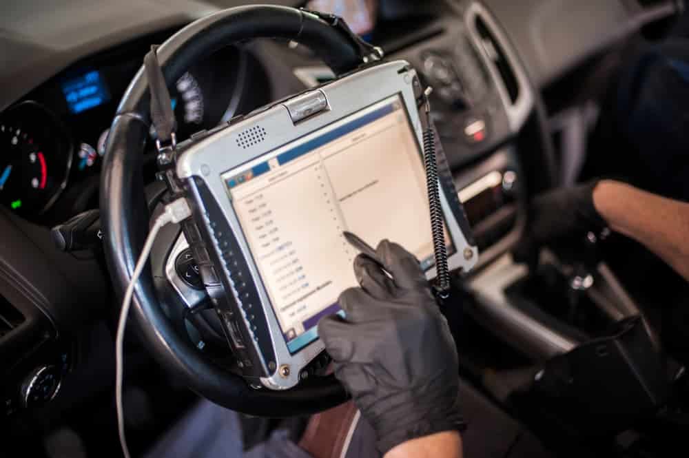 Un meccanico esegue una diagnostica come parte della calibrazione dopo la riparazione dell'auto.