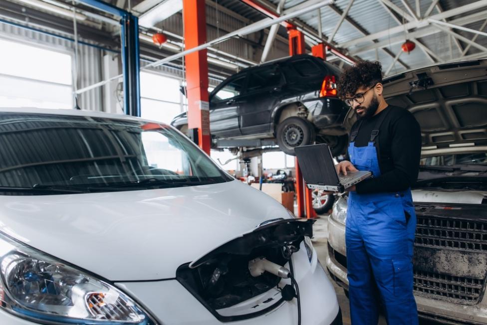 Un mécanicien effectue un diagnostic automobile. La certification en réparation de collision d'origine (OEM) exige des processus appropriés.