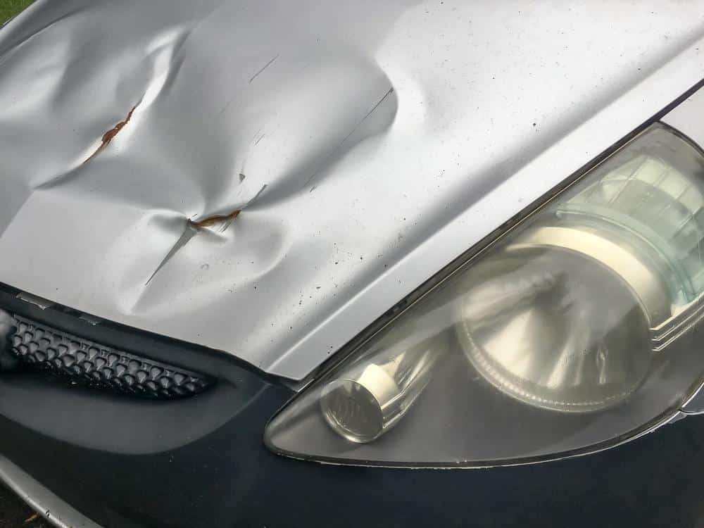 Ein Fahrzeug mit Schäden an der Vorderseite innerhalb eines Reparaturprogramms.